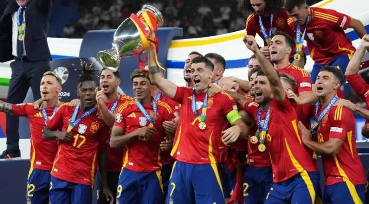 Đội bóng giành chiến thắng nâng cao chiếc cúp vô địch Siêu cúp châu Âu 2026 sau màn trình diễn ấn tượng