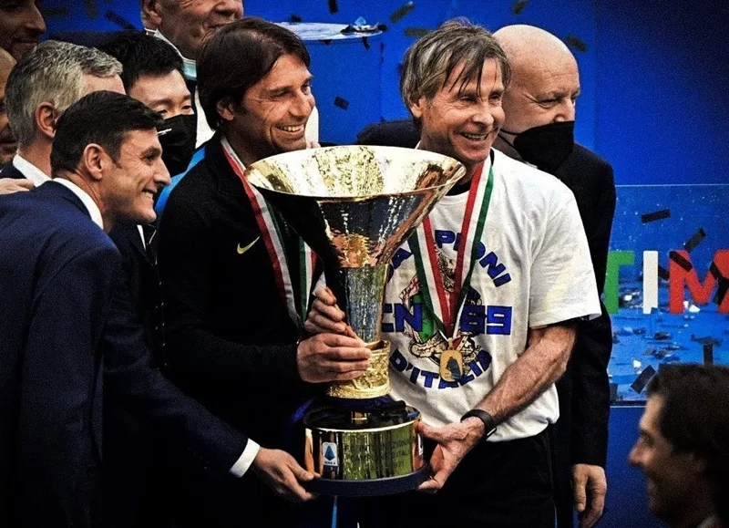 Niềm vui nâng cao Scudetto lịch sử cùng Inter Milan.