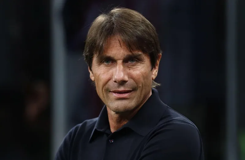 Antonio Conte chỉ đạo tập luyện trong chương mới đầy thành công tại Napoli.