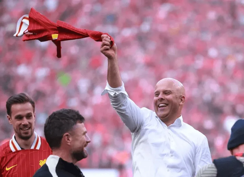 Arne Slot từng đưa Liverpool lên ngôi vô địch Premier League mùa giải 2024–2025 ngay trong năm đầu tiếp quản.