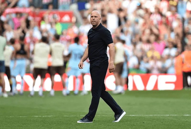 Sự sa sút phong độ và vị trí thứ 5 tại Premier League 2025–2026 là lý do chính khiến Arne Slot bị sa thải.